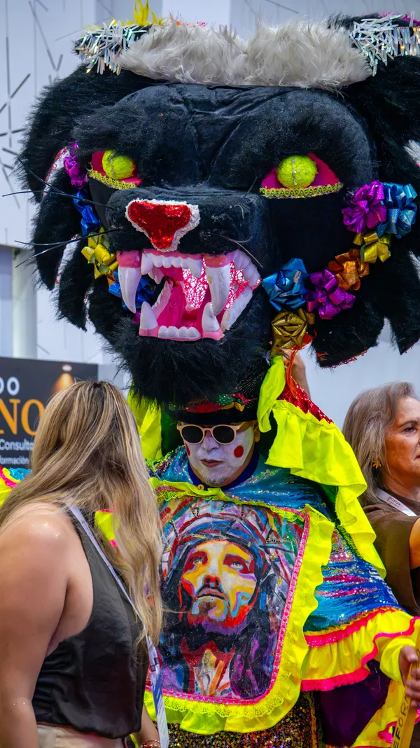 Marimonda gigante de colores rodeada de asistentes